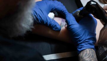 tatuador-experimentado-que-trabaja-en-el-tatuaje-del-cliente (1)