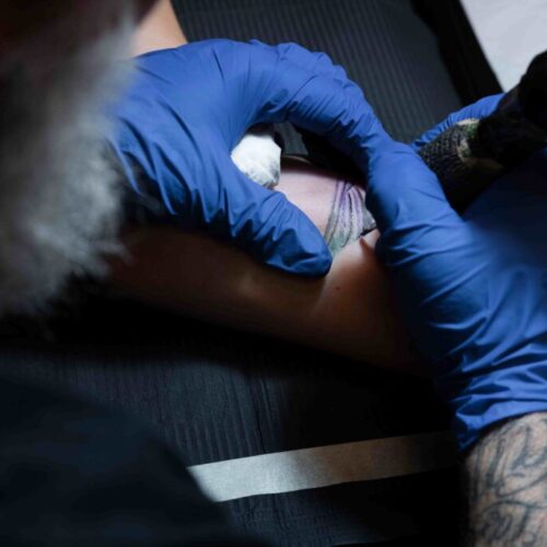 tatuador-experimentado-que-trabaja-en-el-tatuaje-del-cliente (1)